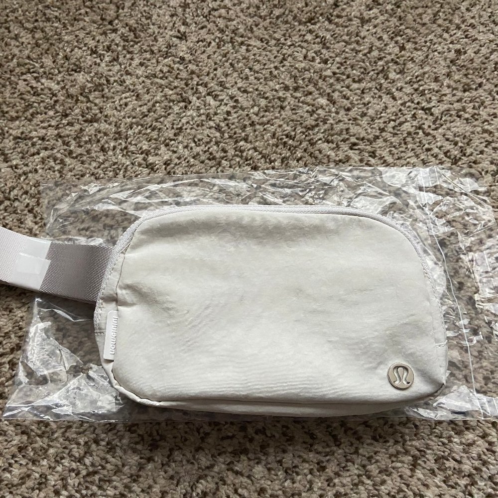 Lululemon Everywhere Belt bag